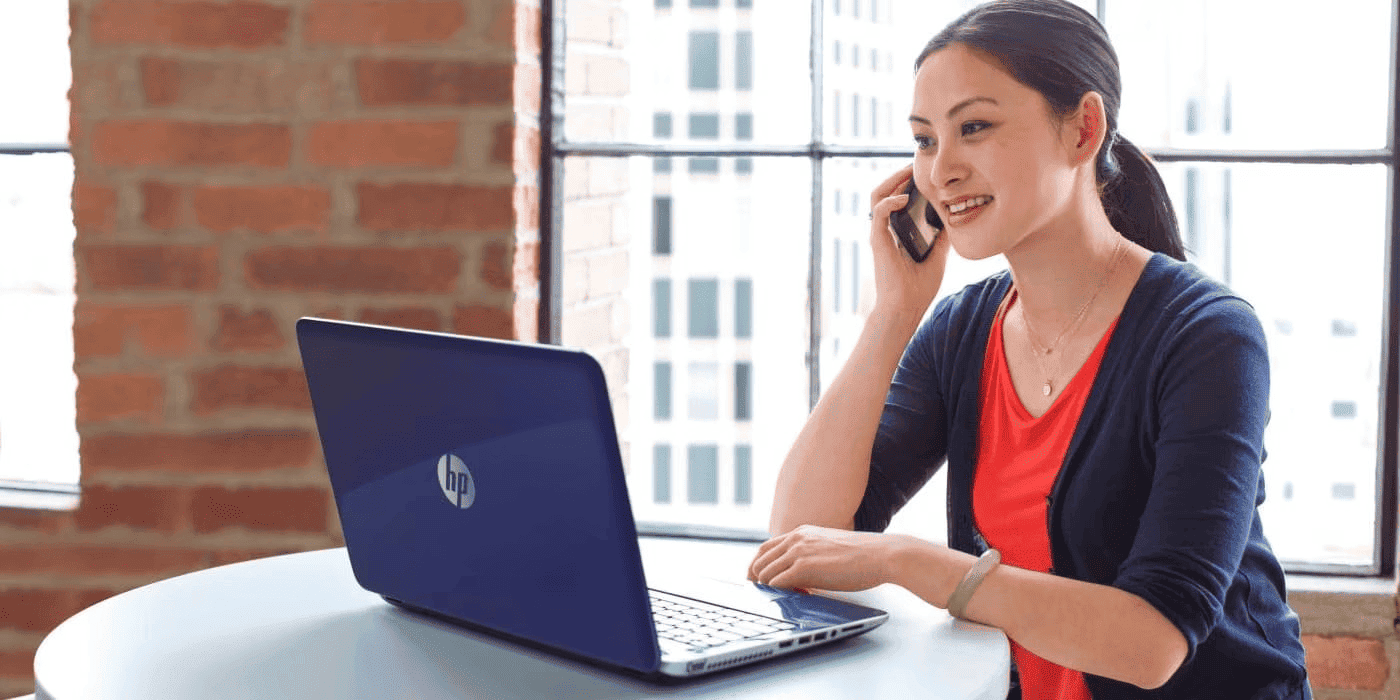 Notebook HP com iPhone realizando backup no Windows sem iTunes
