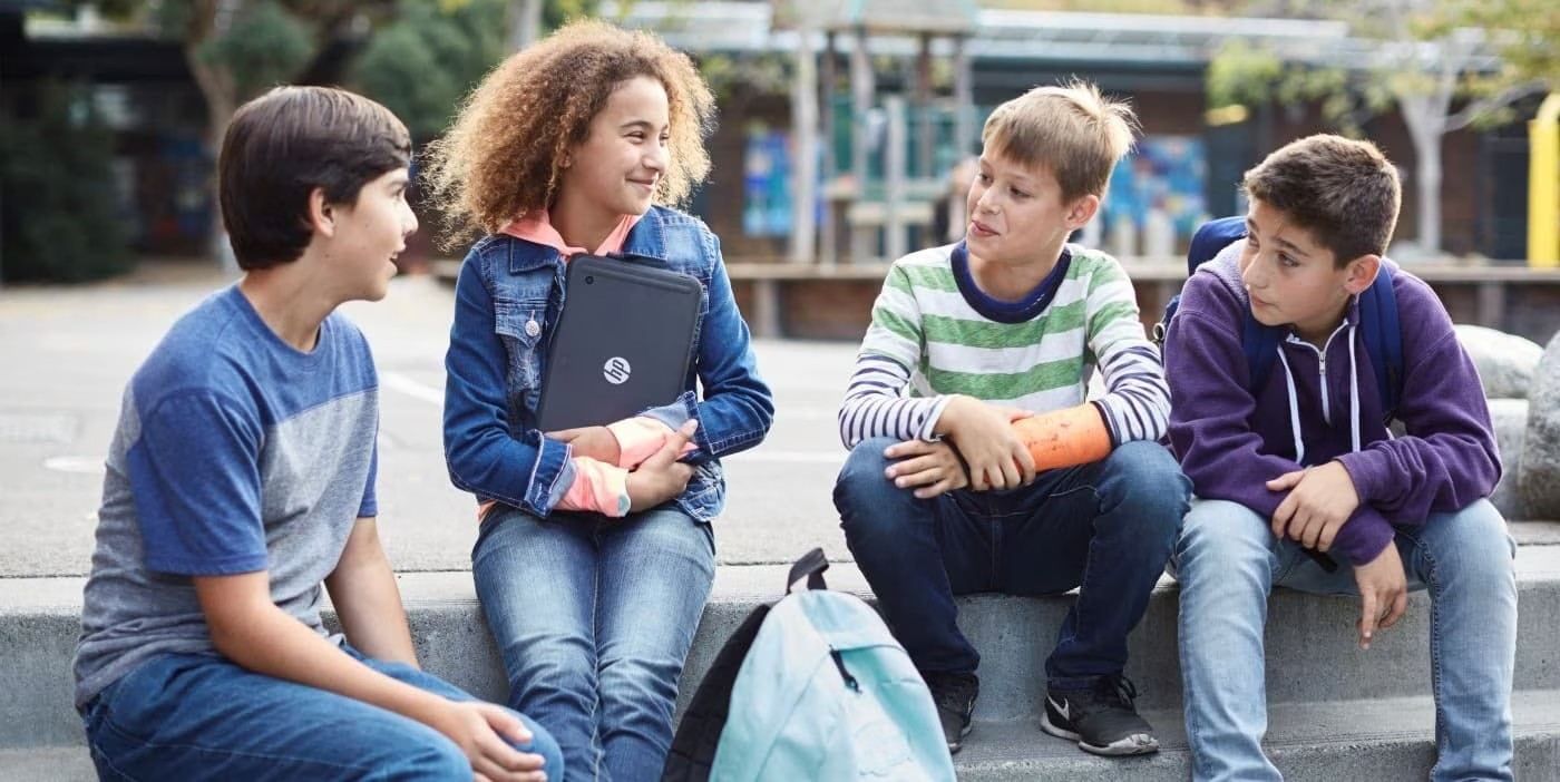 Criança utilizando notebook HP com proteção adequada