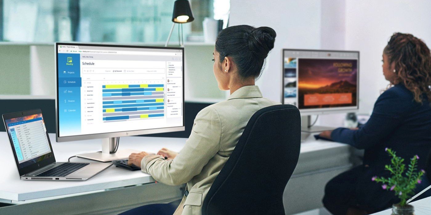 Mulheres usando um laptop HP em um ambiente empresarial.