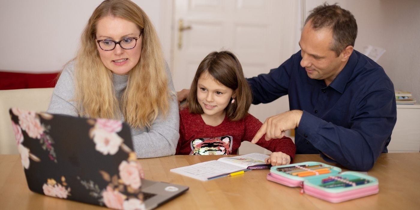 Veja como os pais podem usar a IA para explicar temas com base na idade dos filhos e criar planos de aprendizagem personalizados para ajudar no entendimento.
