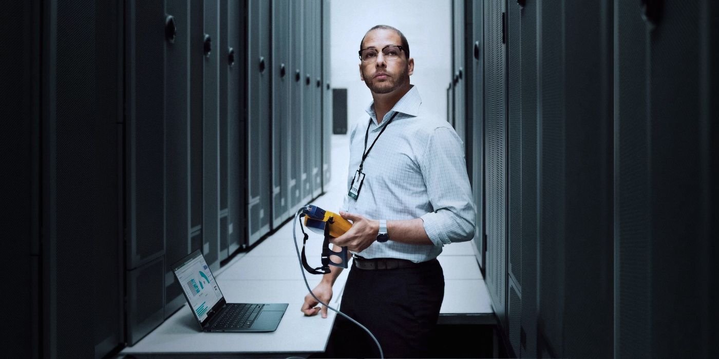 Homem usando um laptop em um ambiente de trabalho de seguran&ccedil;a cibern&eacute;tica