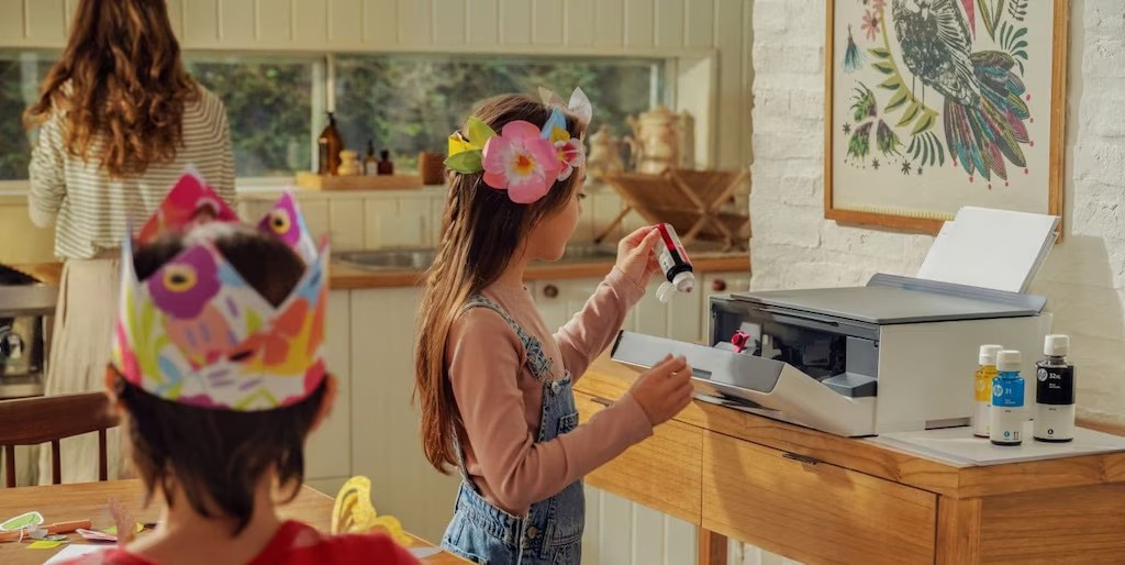 Menina usando uma grinalda impressa ao lado de uma impressora HP
